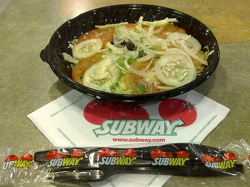 Салат в пластиковом контейнере, рестораны быстрого питания Subway (Сабвэй)