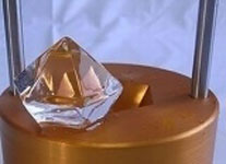 Кубики льда в форме бриллиантов