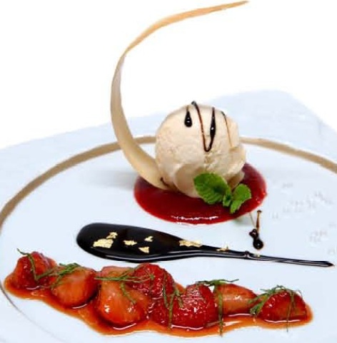 Сливочно-креветочное мороженое «Эби» с клубничным гарниром, ресторан Мисато