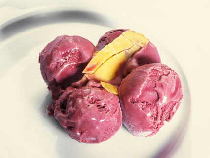 Несладкое мороженое из свёклы и бородинского хлеба, кафе «Ragout» (Рагу)