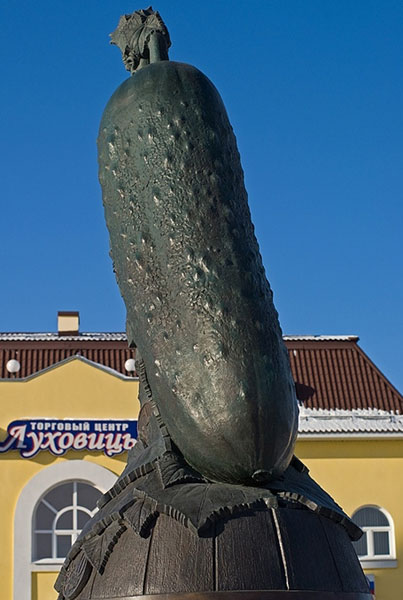 Памятник огурцу в городе Луховицы
