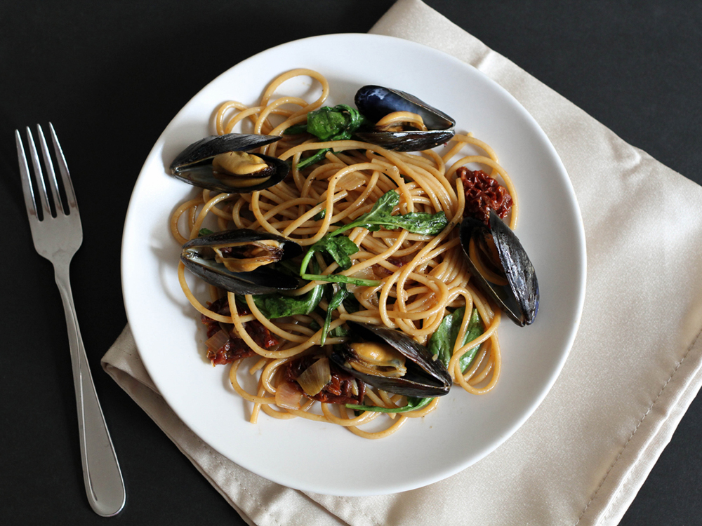 Спагеттини с мидиями, кальмарами, креветками и соусом из чернил каракатицы