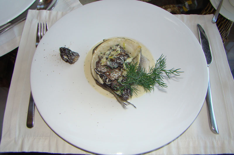 Чилийский сибас в белом вине со сморчками, ресторан Sky Lounge (Скай Лаунж)